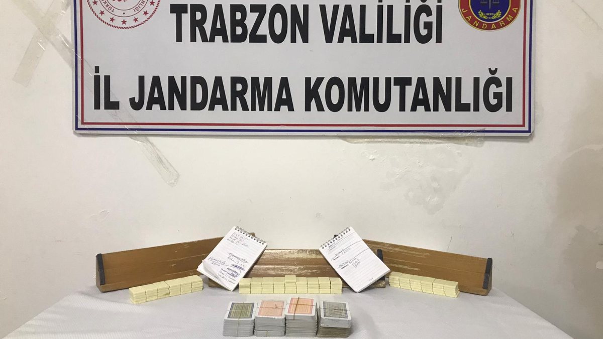 Trabzon'da evlere kumar baskını yapan jandarma, 28 kişiye ceza yazdı