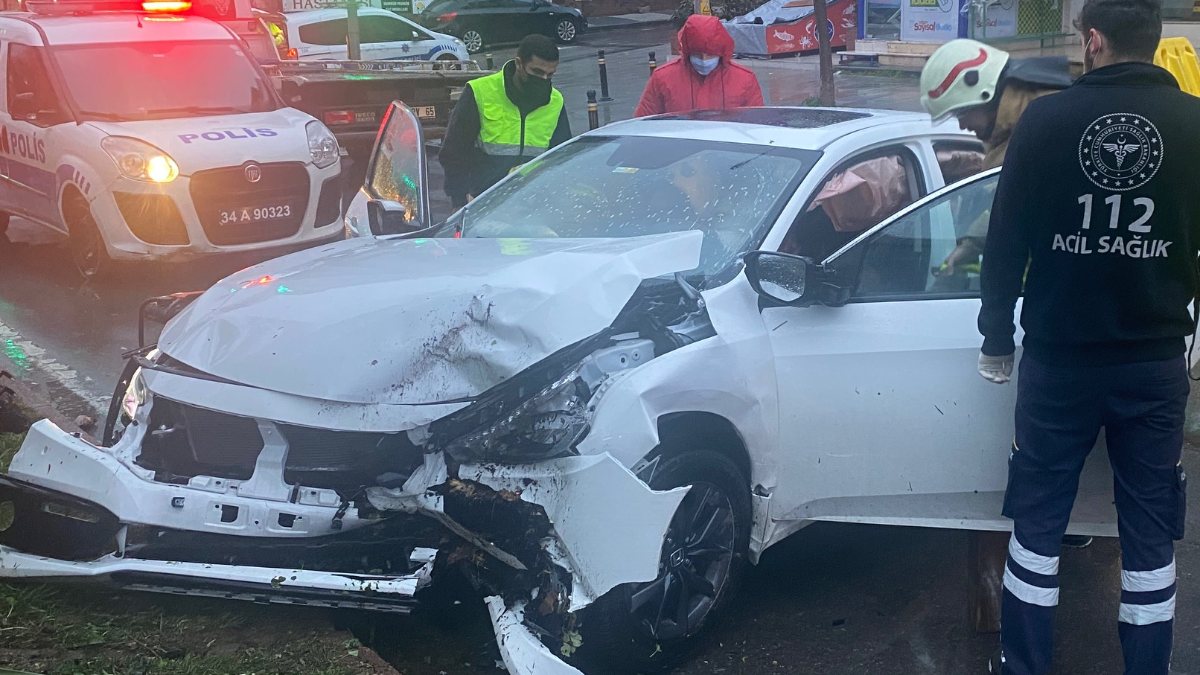 Maltepe'deki sürücü, kaza sonrası araca sıkıştı