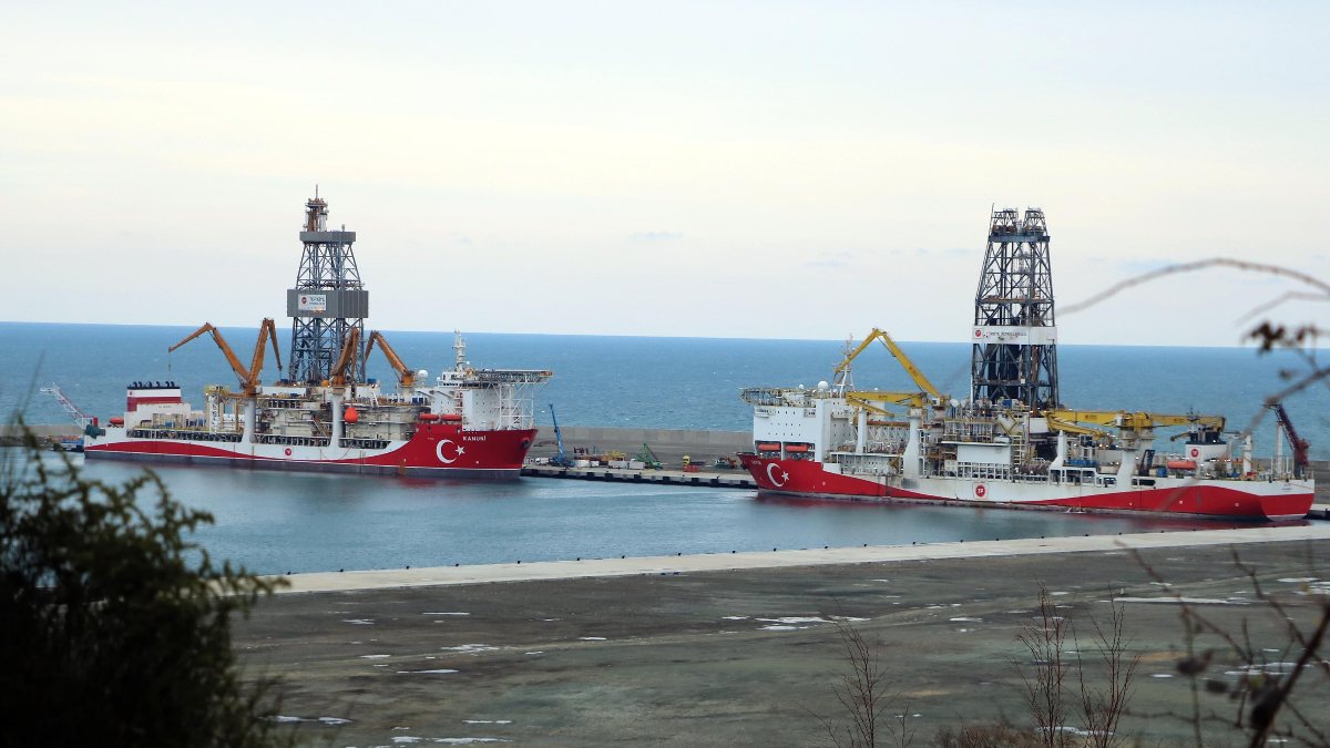 Zonguldak'ta Fatih ve Kanuni sondaj gemileri, limanda bir araya geldi