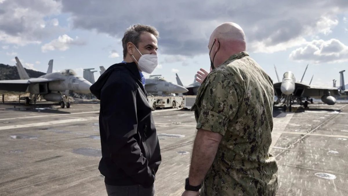 Kiryakos Mitsotakis visits the US aircraft carrier in Crete