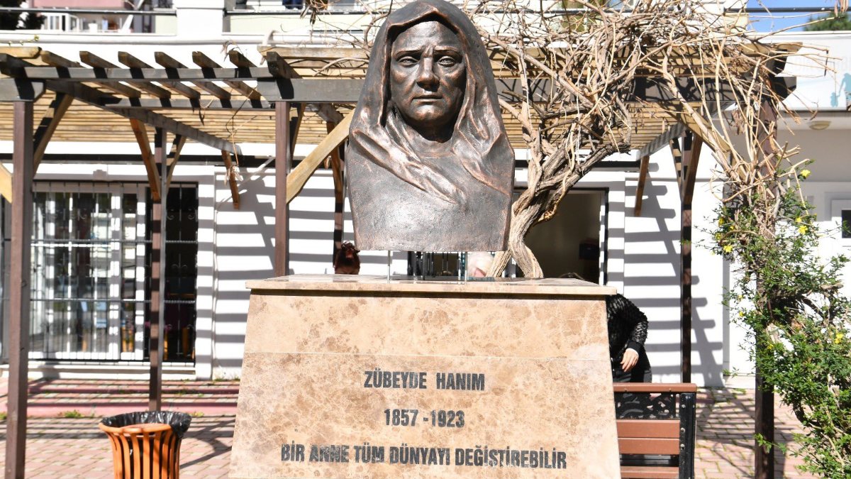 Adana'da çalınan heykelin yerine yenisi yerleştirildi