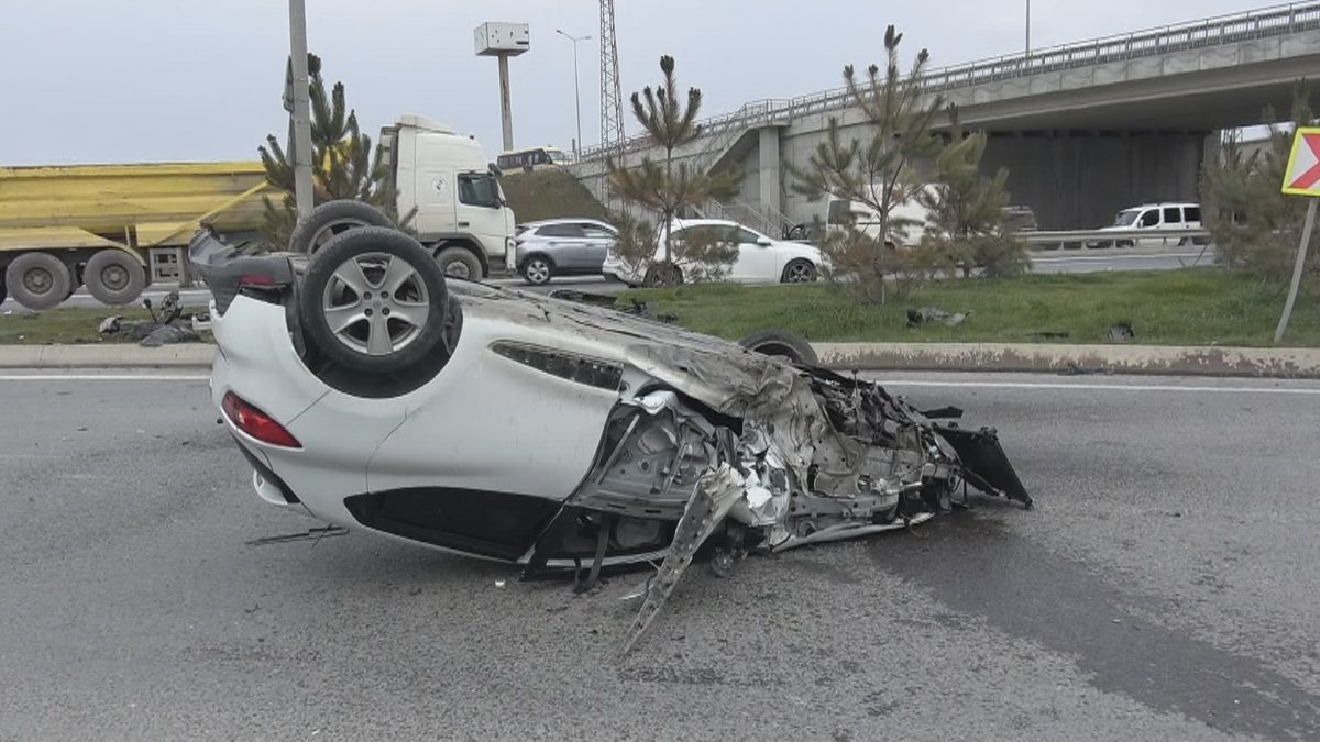Arnavutköy'de kaza yapan sürücü, hurdadan sağ çıktı