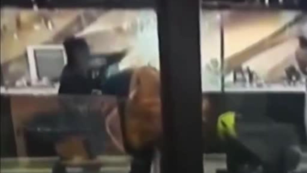 Thieves entering a shopping mall in Chile are on camera
