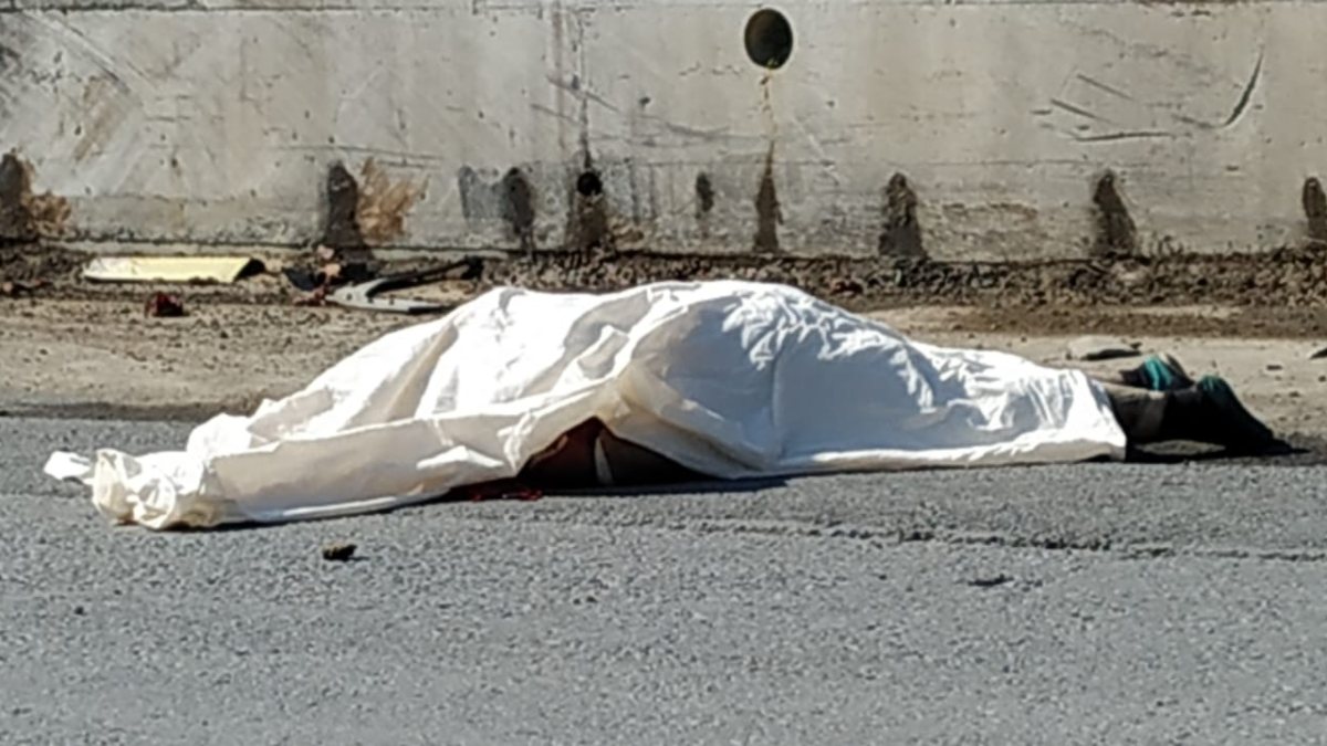 Arnavutköy'de freni boşalan kamyondan atladı, hayatını kaybetti