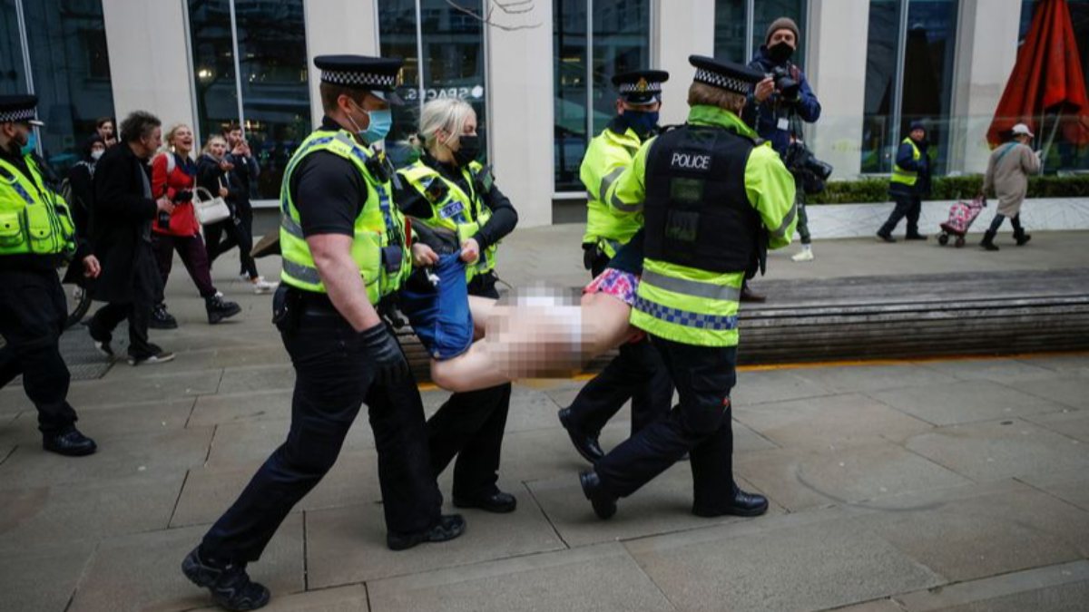 Police intervention in protesters in England caused controversy