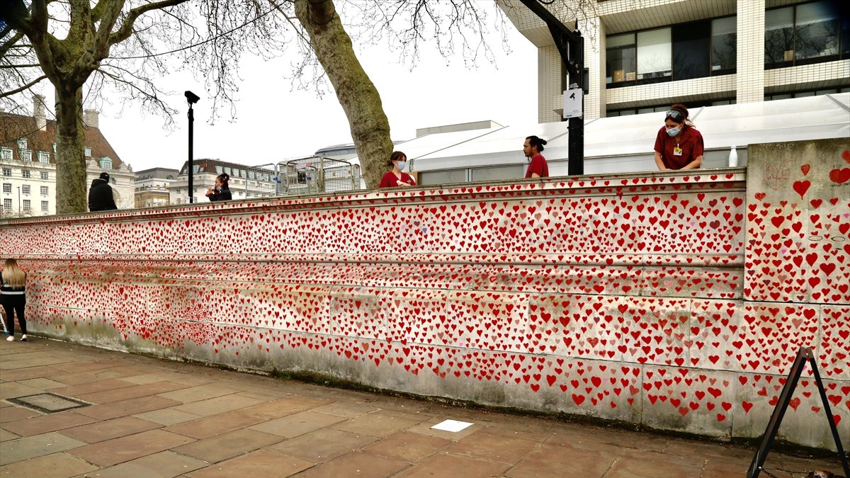 150,000 hearts drawn for those who died from coronavirus in England