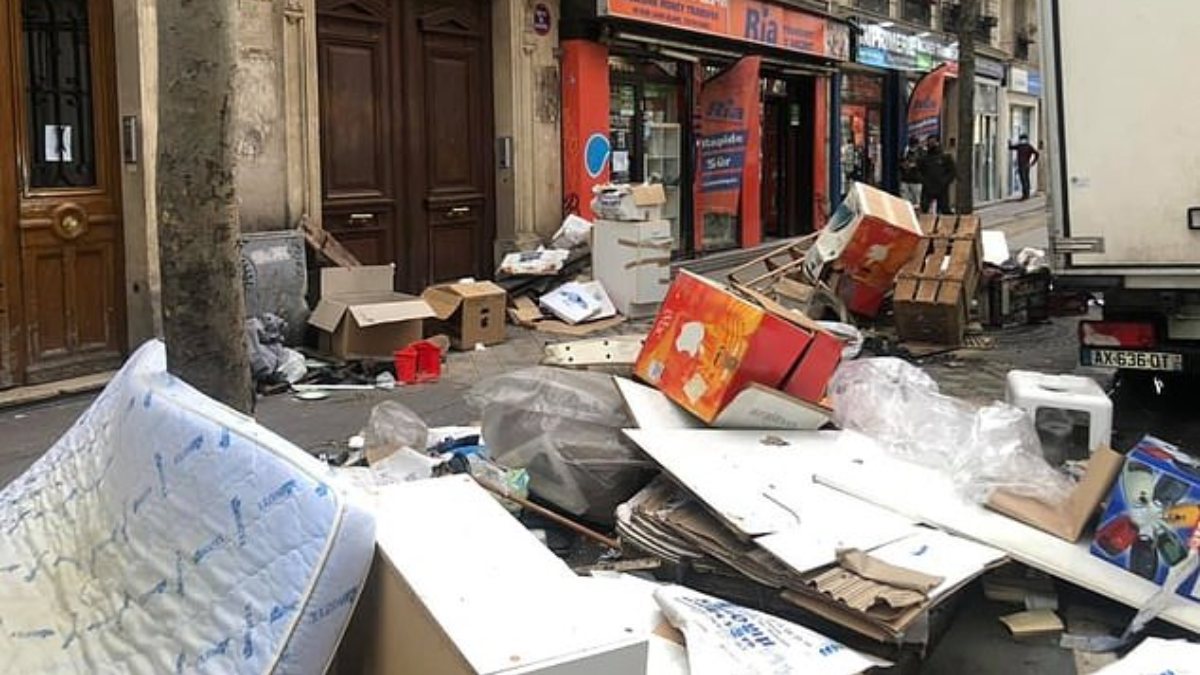 Paris streets filled with garbage