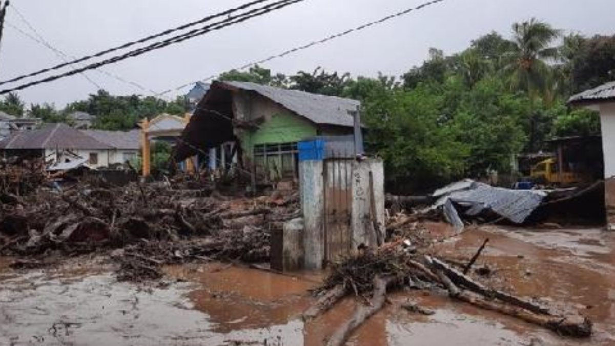 Loss of life rises in flood disaster in Indonesia