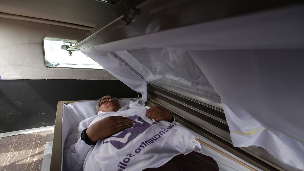 Election campaign with coffin from Mexican deputy candidate