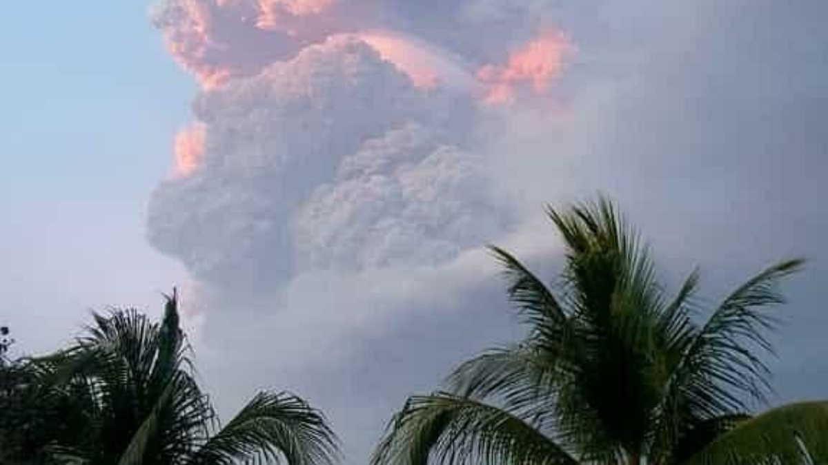 La Soufriere Volcano erupted 3 times in 2 days, it rained ash