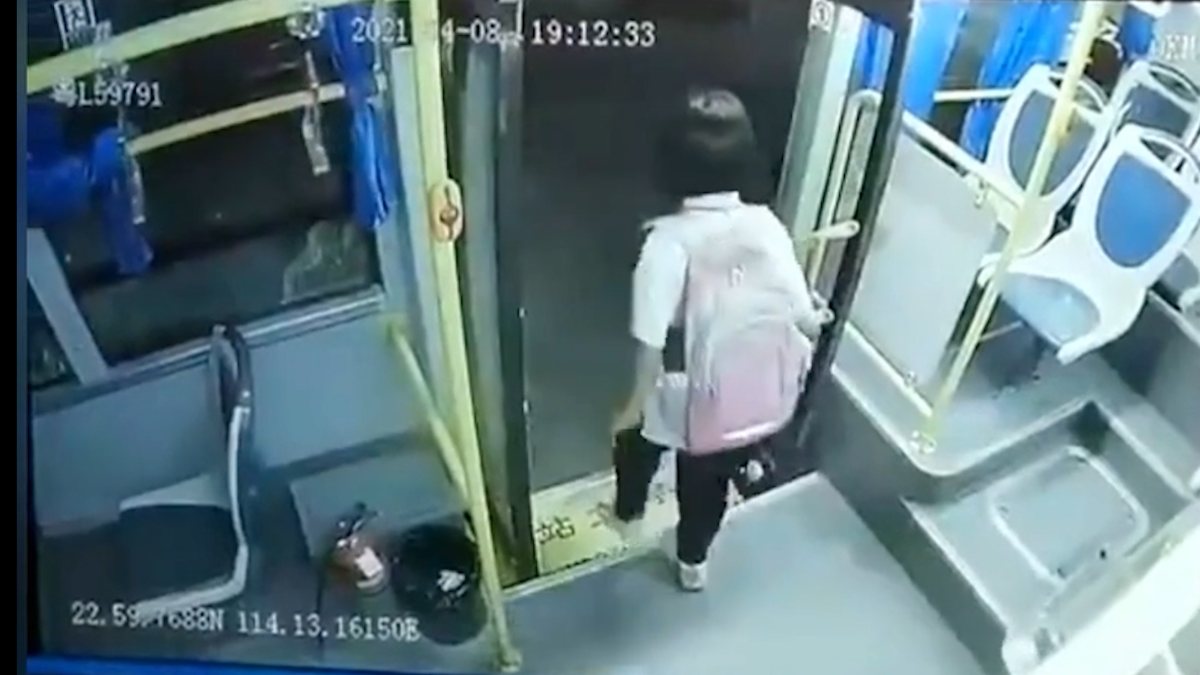 Girl stuck in bus door in China dragged on road