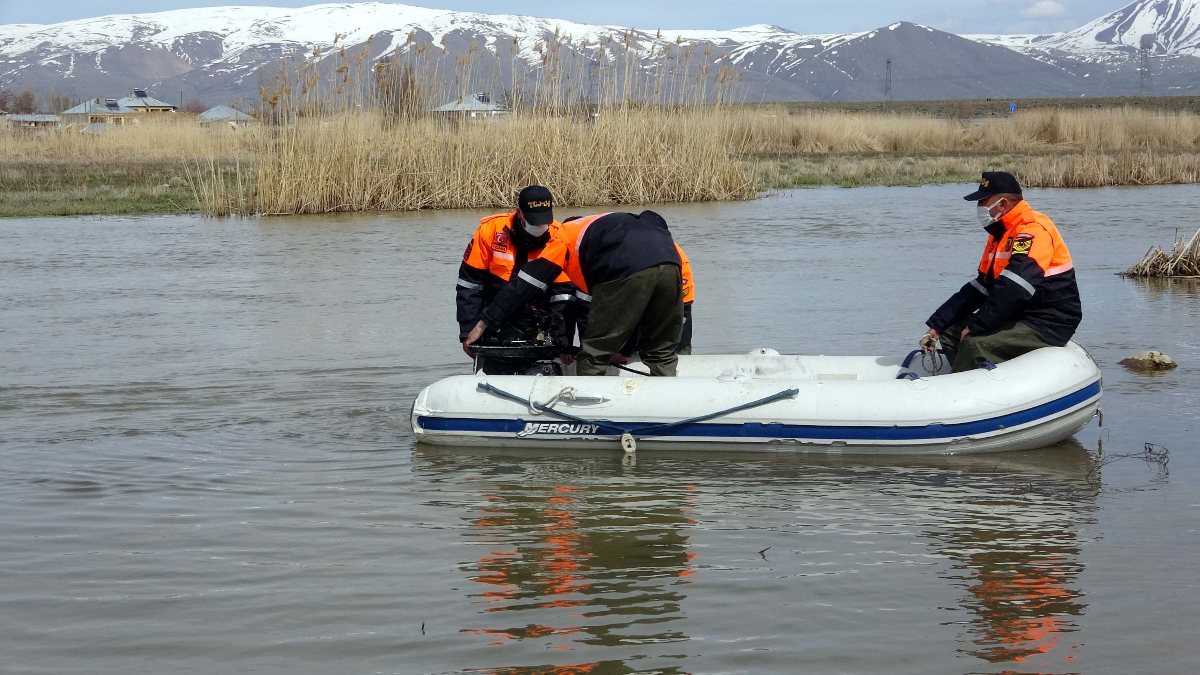 Van'da kaçak avlanılan 3 ton inci kefali göle geri bırakıldı
