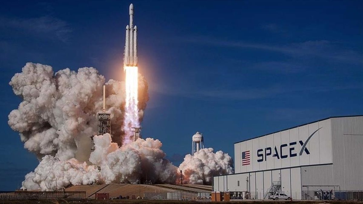 NASA, astronotları Ay'a indirecek kapsül için SpaceX ile anlaştı
