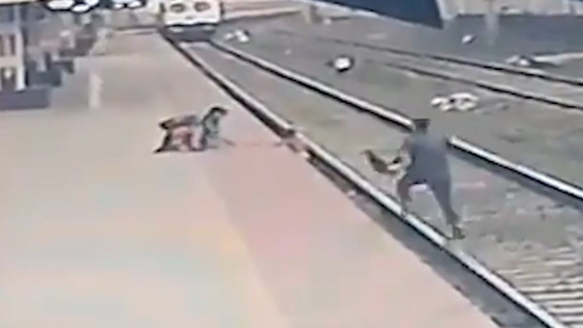 Railway worker who rescued a child who fell on the rails in India