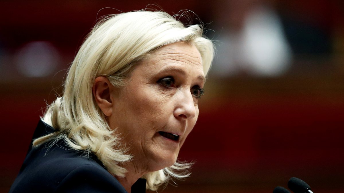 Marine Le Pen invites soldiers to warn Macron