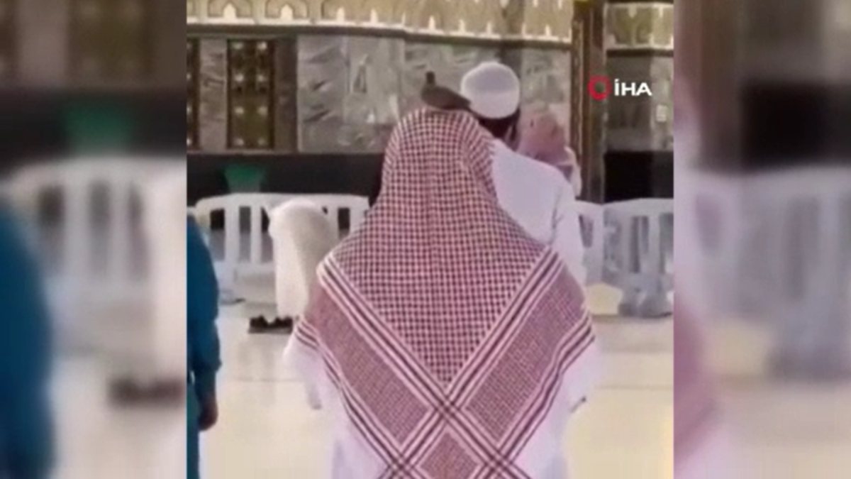A stewpan was placed on the head of the man praying in the Kaaba.