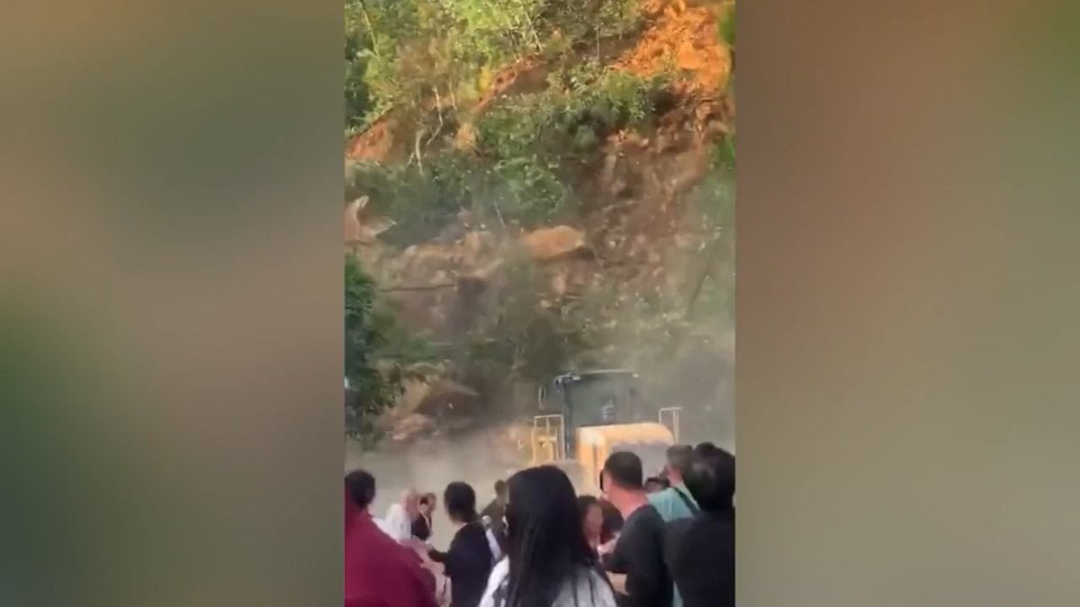 Tourist group in China survived the landslide in seconds