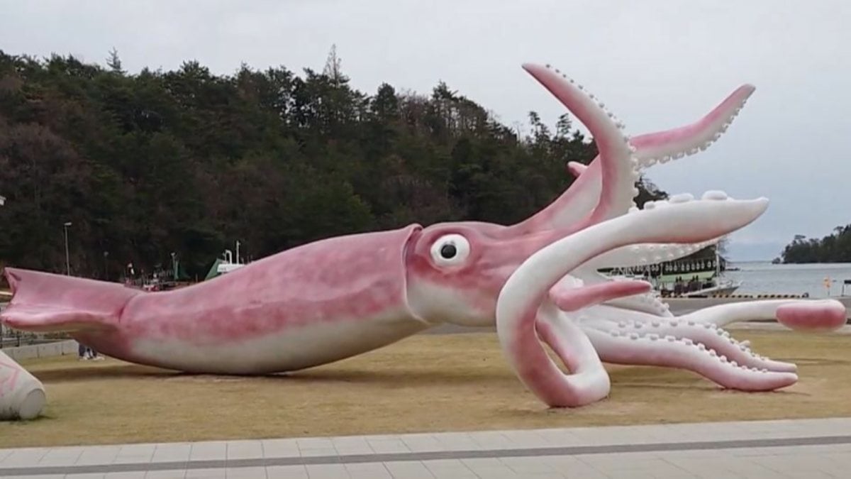 They made a squid statue in Japan with coronavirus aid allowance