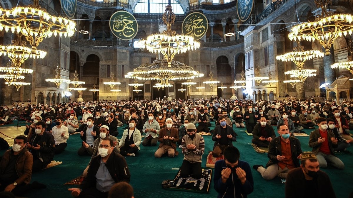 Eid prayer in the Hagia Sophia Mosque in the Greek press