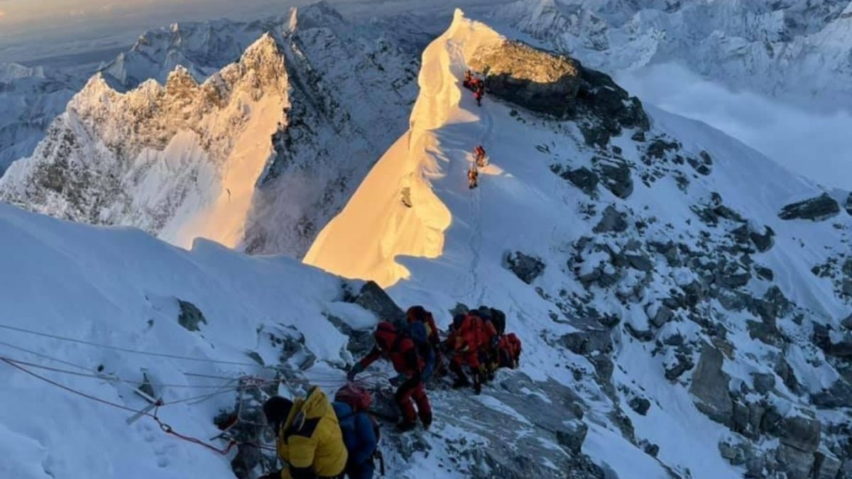 2 climbers killed while climbing Everest