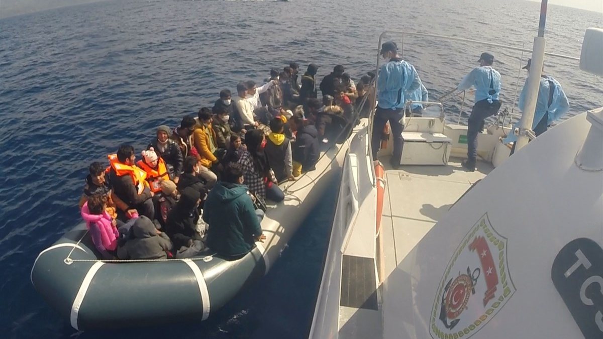 Ayvacık'ta 80 göçmen kurtarıldı