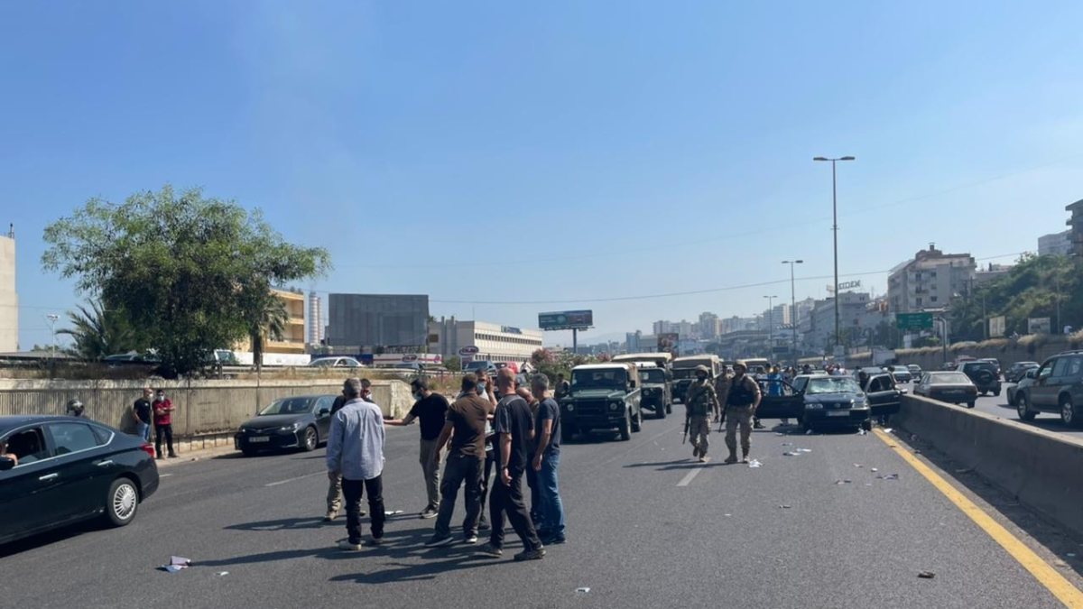 Fight in the middle of traffic between Lebanese and Syrians