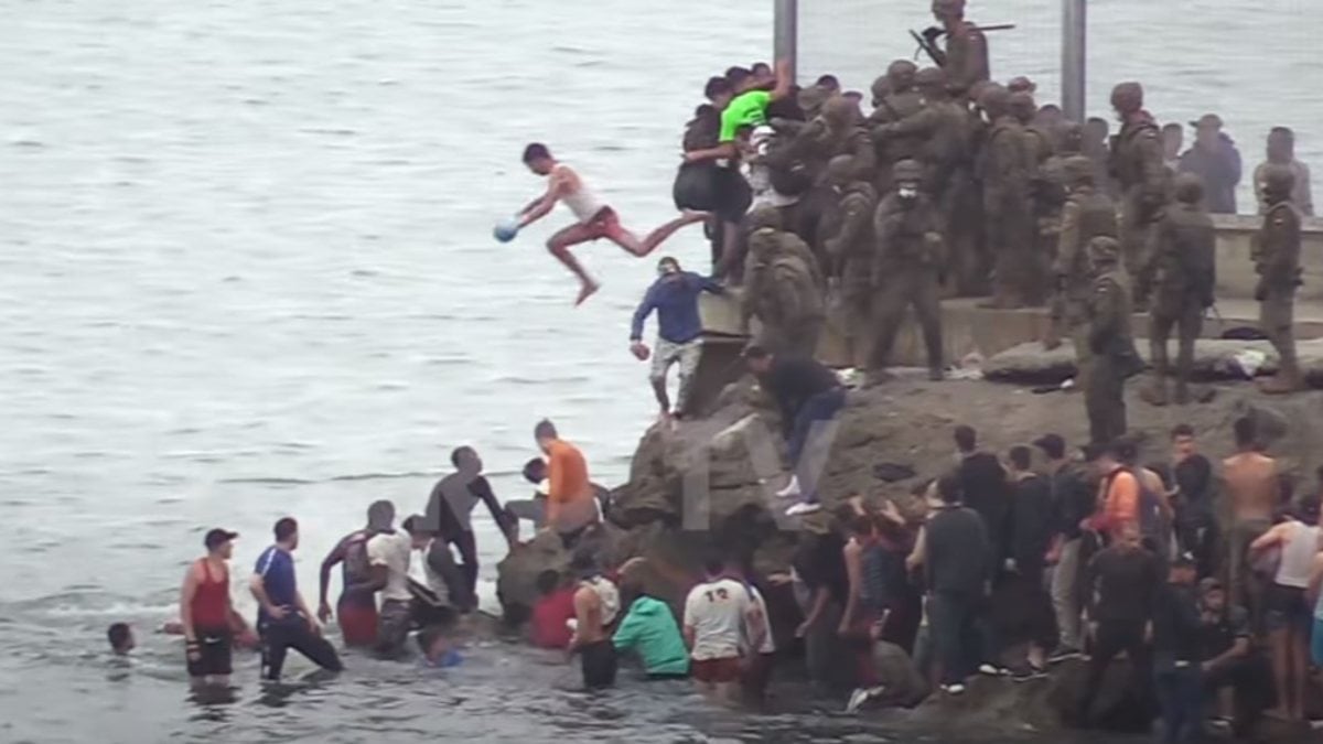 Spanish soldiers dump refugees into the sea