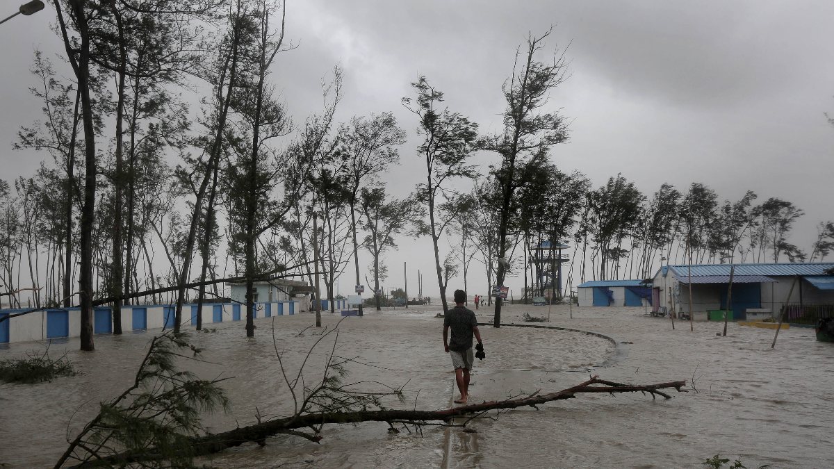 Hurricane Yaas hits India