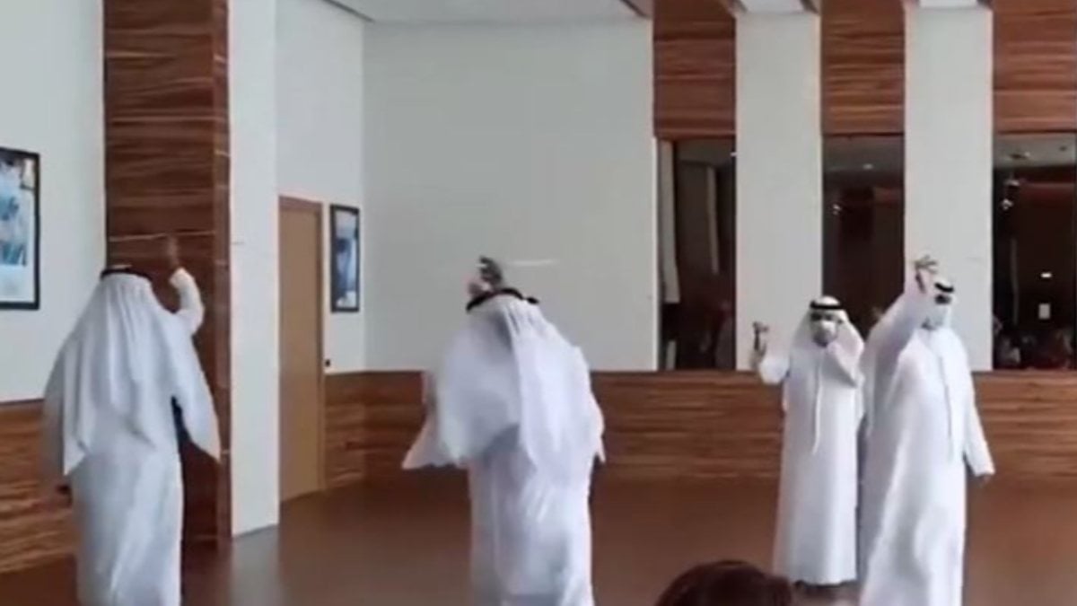 Welcoming the Israeli delegation with a dance in the United Arab Emirates