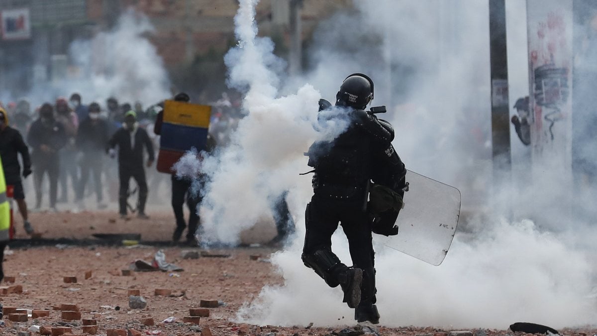 Anti-Protesters take to the streets in Colombia
