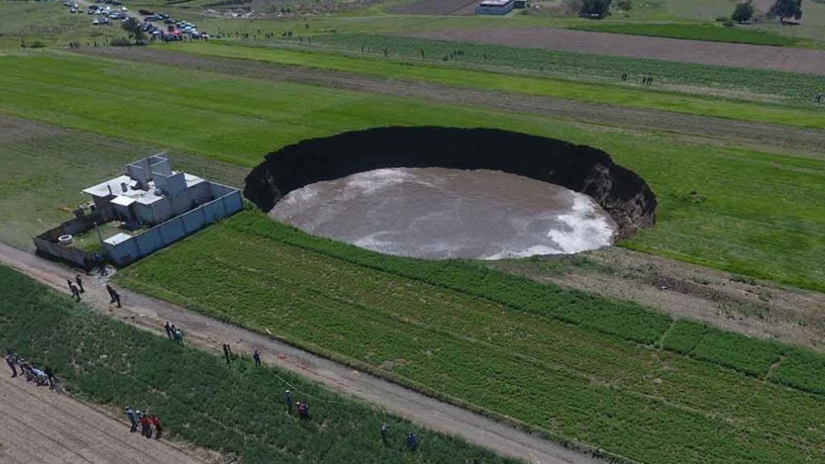 Giant sinkhole formed in Mexico