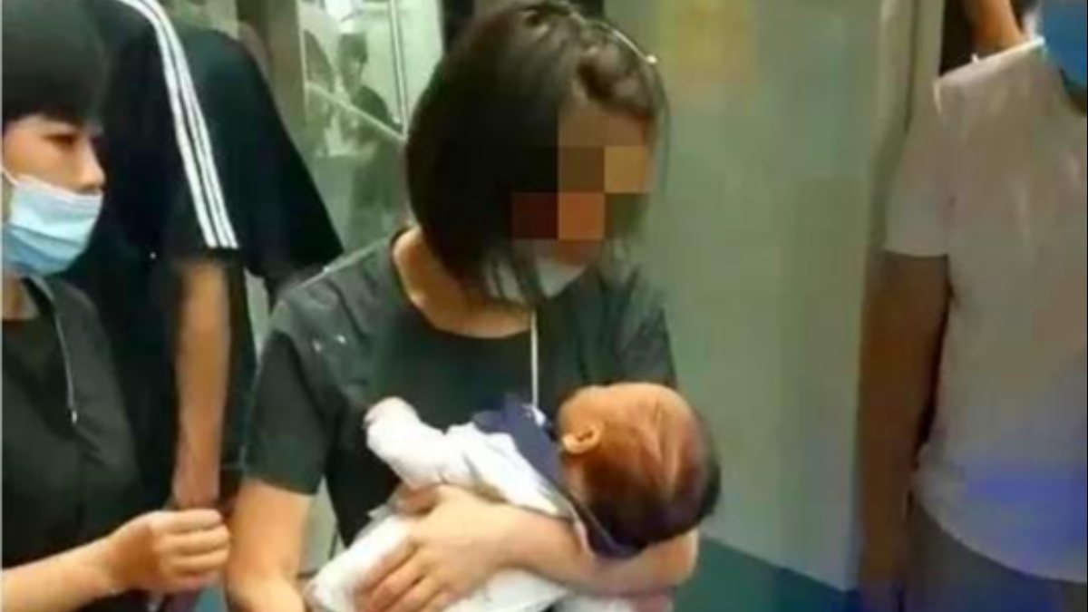 Baby slipping from his car in China fell into the gap between the subway and the platform