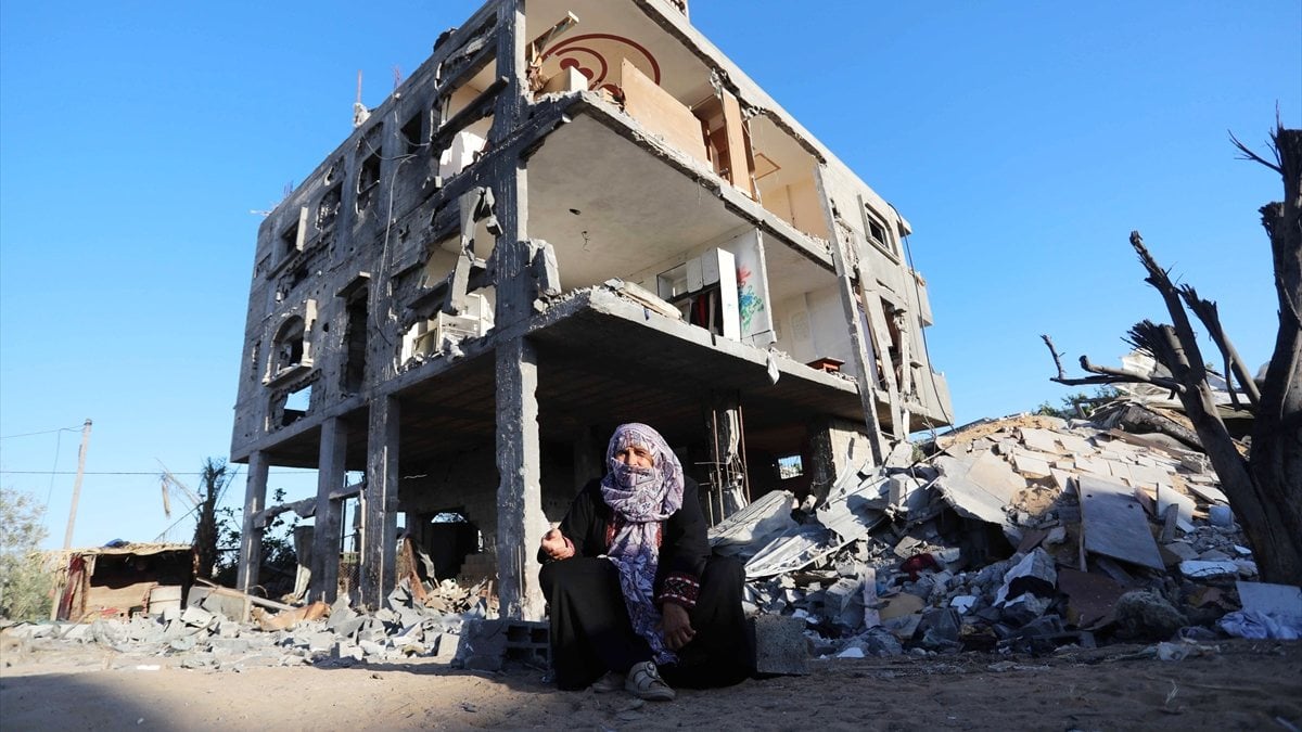 Palestinians return to their ruined homes
