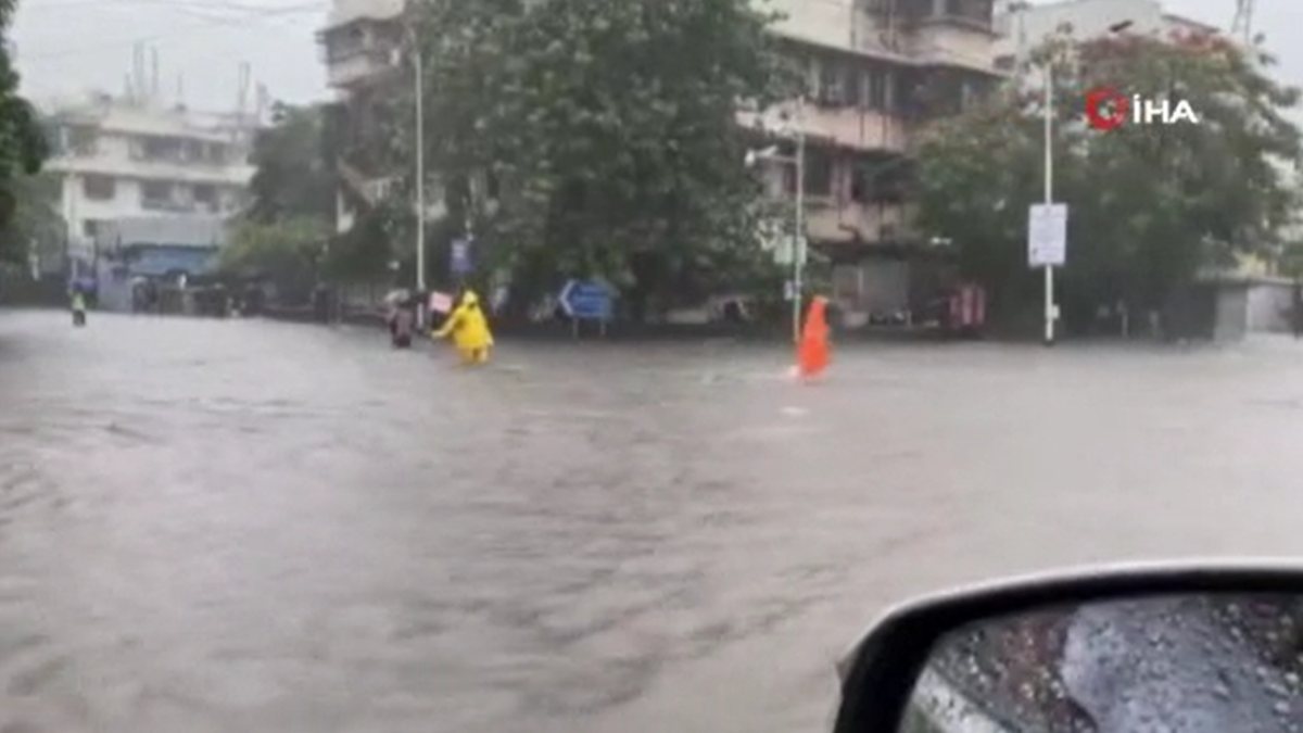 Monsoon rains turn streets into lakes in India