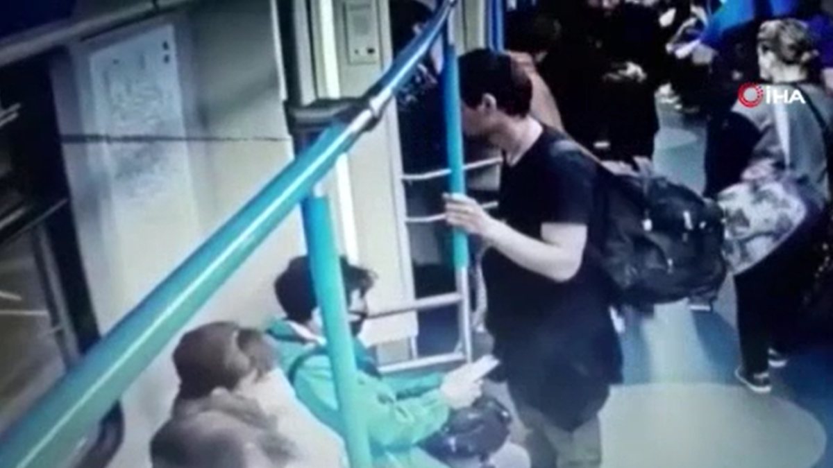 Cell phone theft in the subway in Russia is on camera