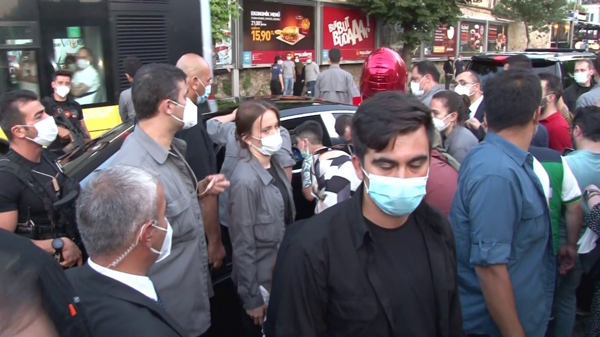 İstanbul'da vatandaşlardan Cumhurbaşkanı Erdoğan’a sevgi gösterisi 