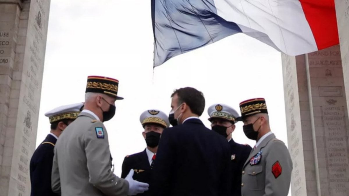 Fransa'da muhtırayı imzalayan 6 emekli general mahkemeye çıkacak