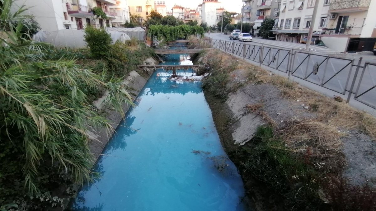 Antalya'da sulama kanalı maviye döndü