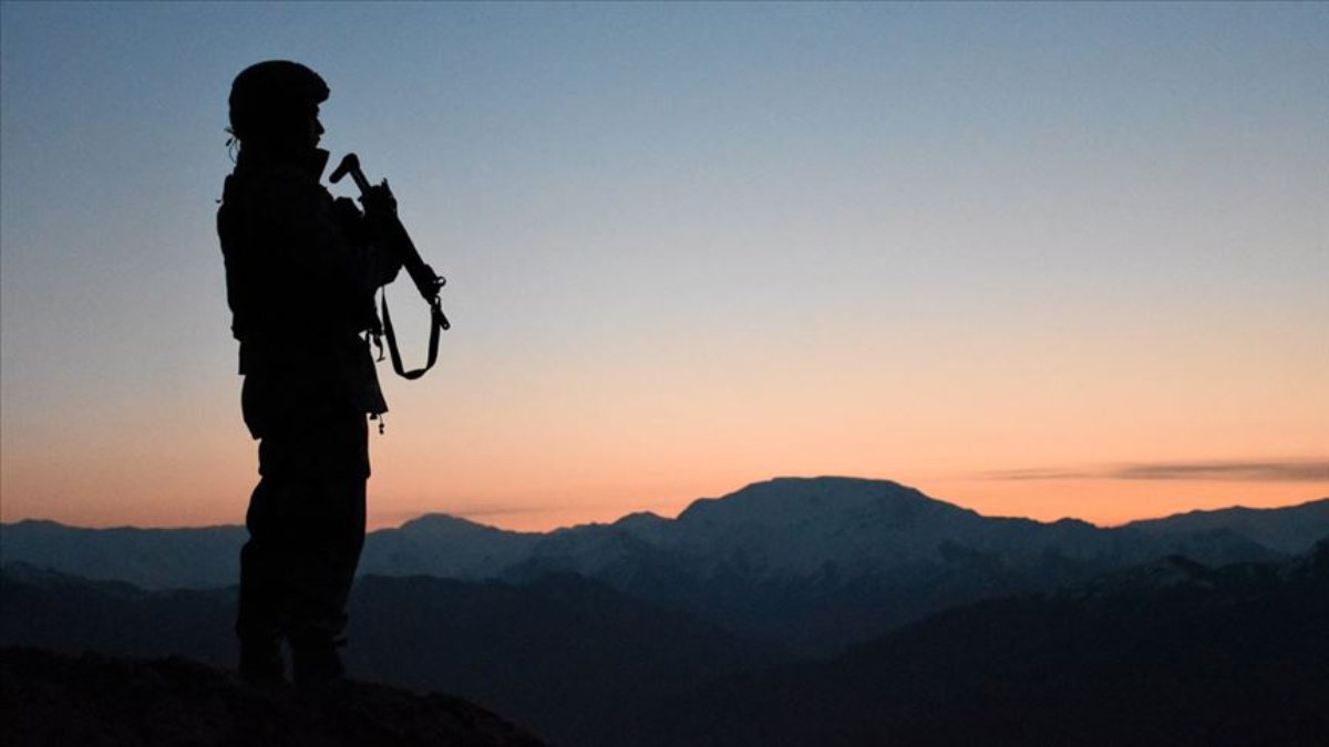 PKK'lı kadın terörist Şırnak'ta teslim oldu 