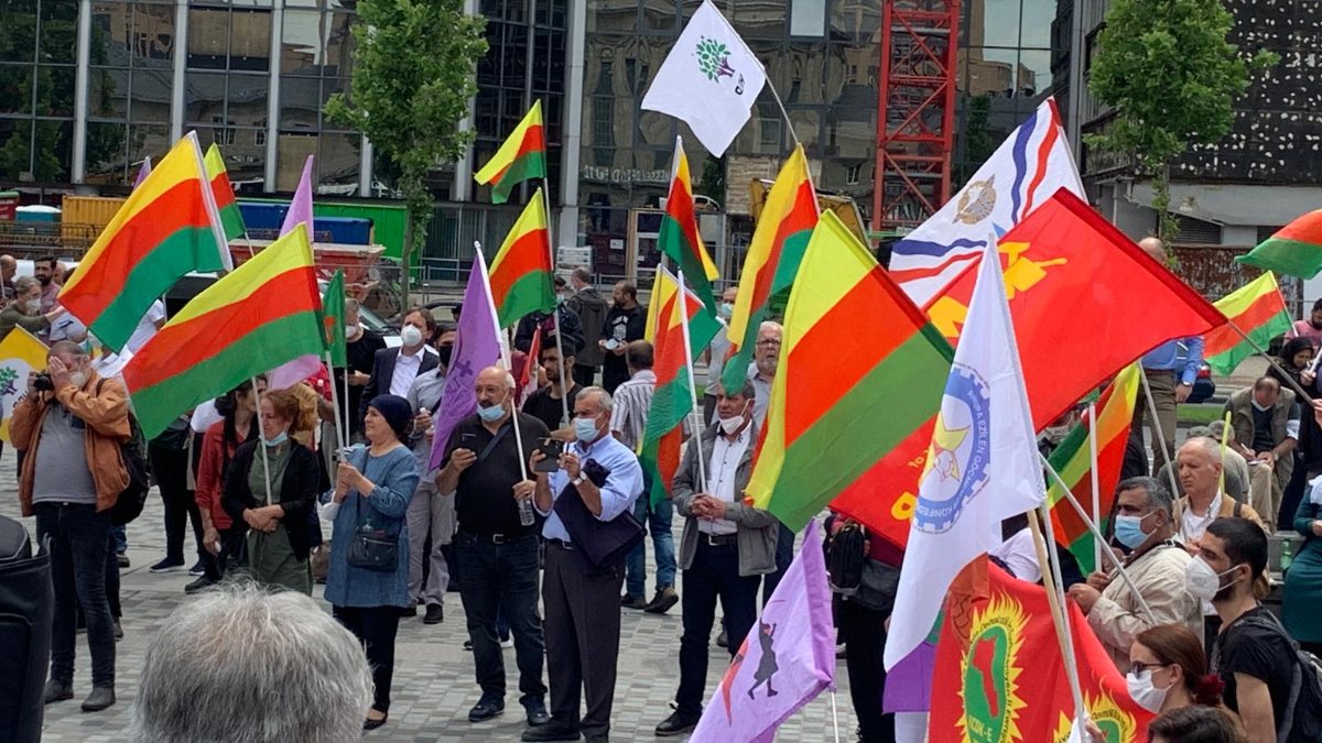 Almanya'da PKK destekçileri Alman polisini protesto etti