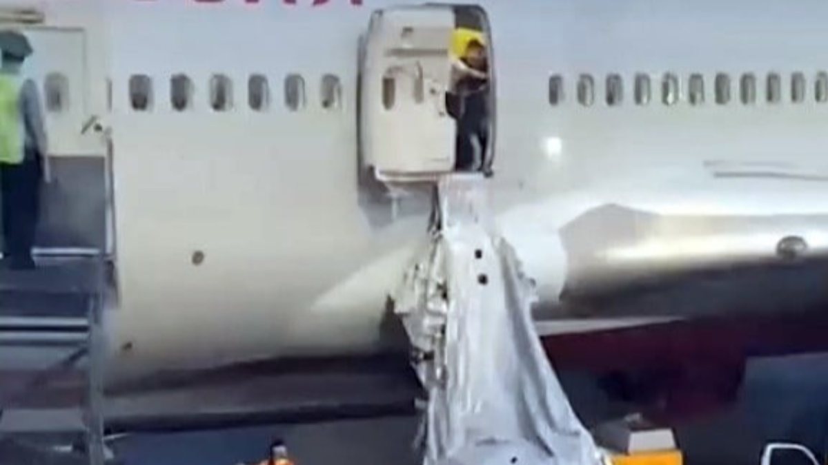 Rusya'da, uçakta nefessiz kalan yolcular acil çıkış kapısını açtı