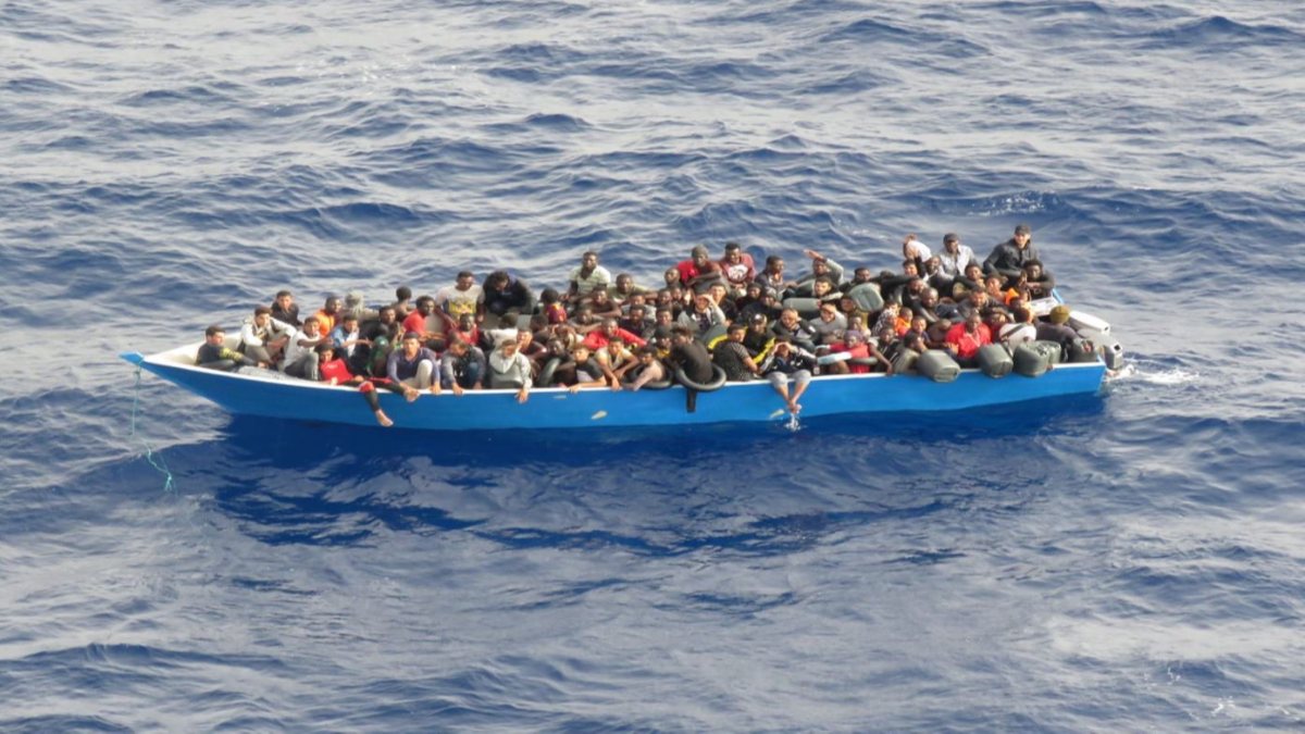 Tunus’a sürüklenen 80 düzensiz göçmen kurtarıldı 