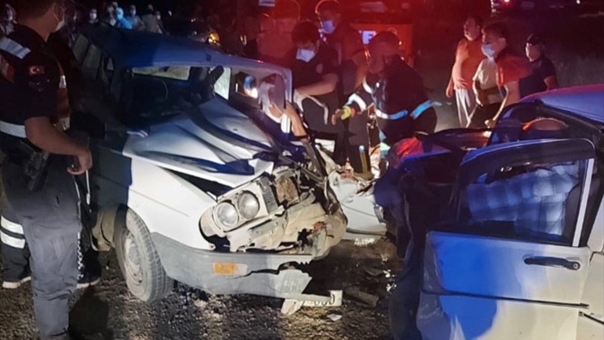 Denizli'de iki otomobil çarpıştı: 1 ölü 9 yaralı