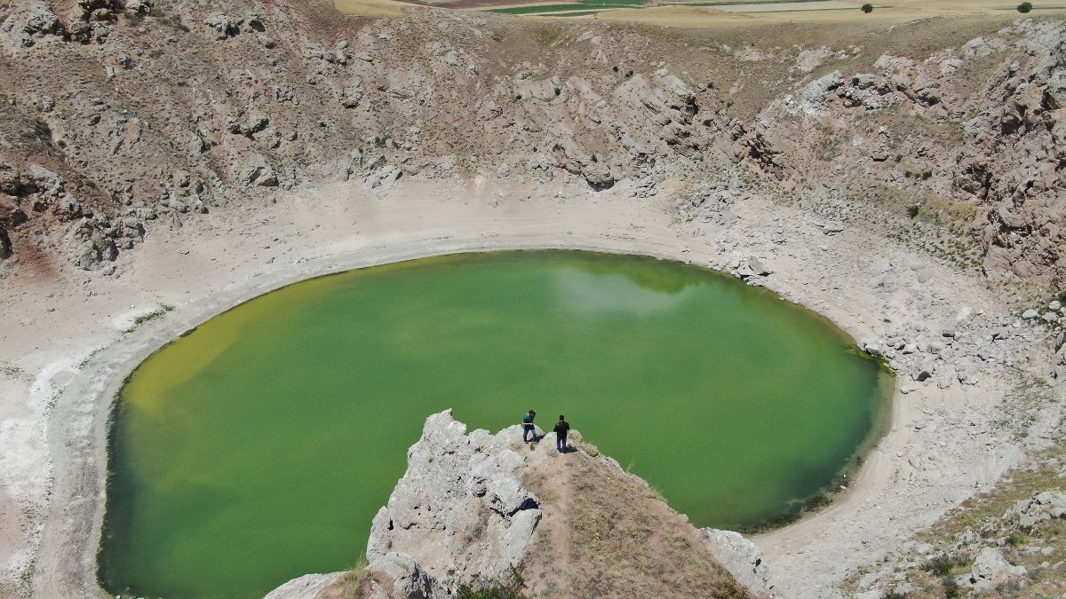 Sivas’ta Kızılçan Gölü’nün suyu çekildi, rengi değişti 