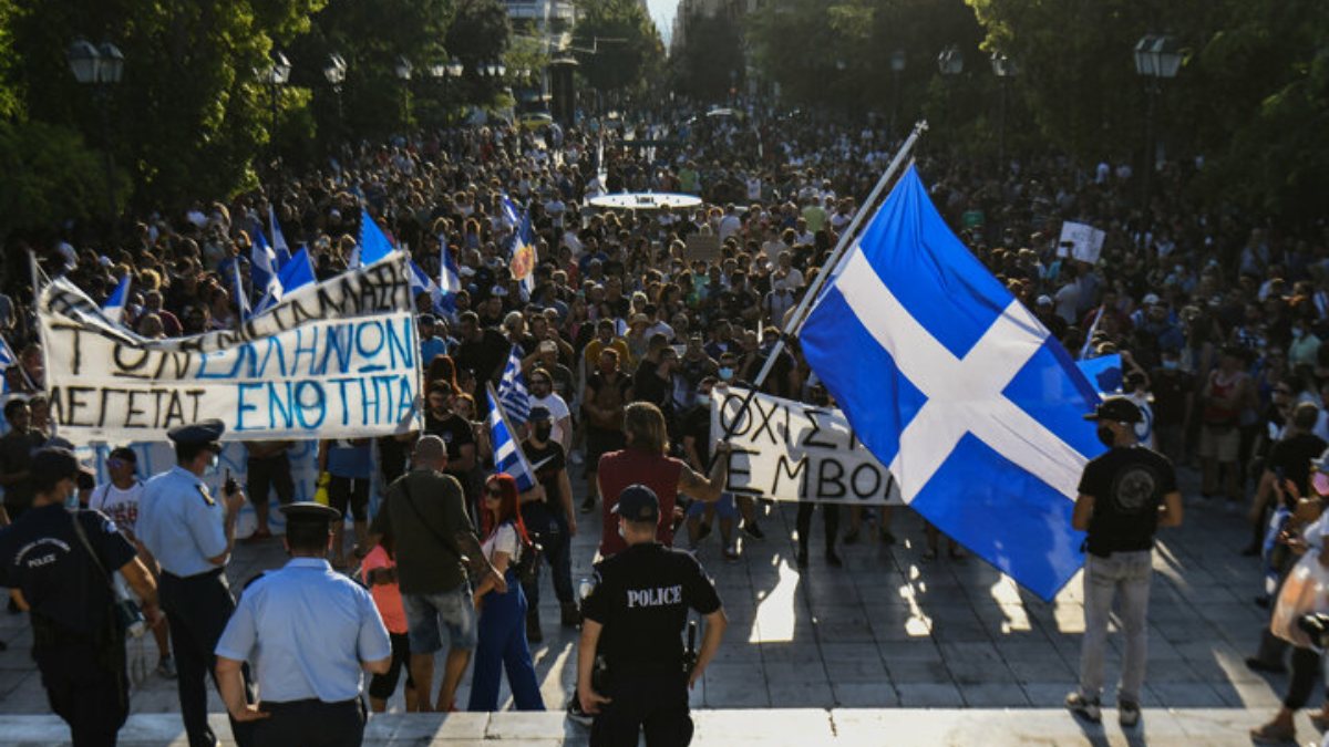 Οι διαδηλωτές κατά του εμβολιασμού βγήκαν στους δρόμους στην Ελλάδα