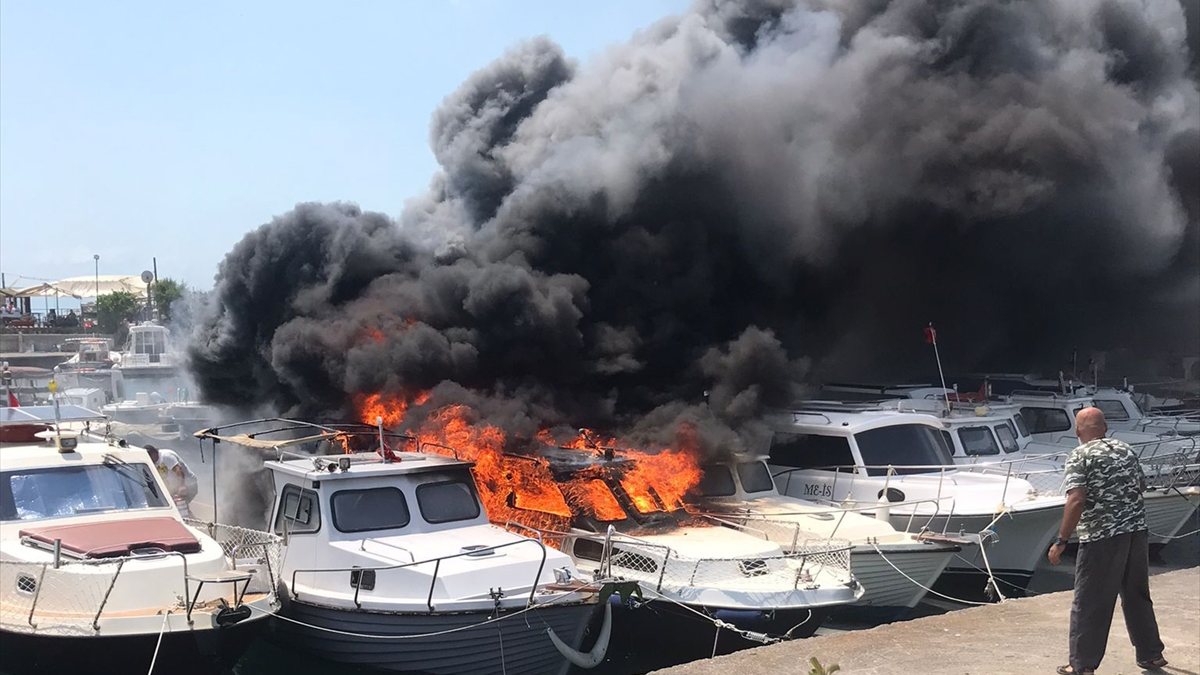Kartal'da tekne yangını