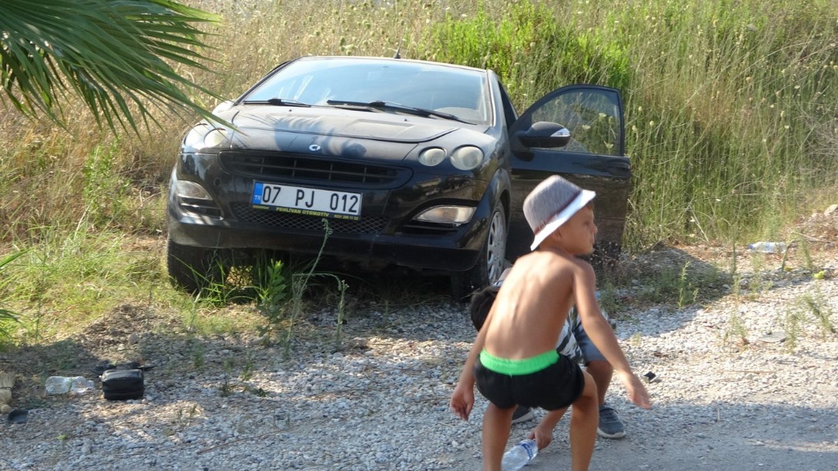 Antalya'da kaza sonrası çocukların oyunu devam etti