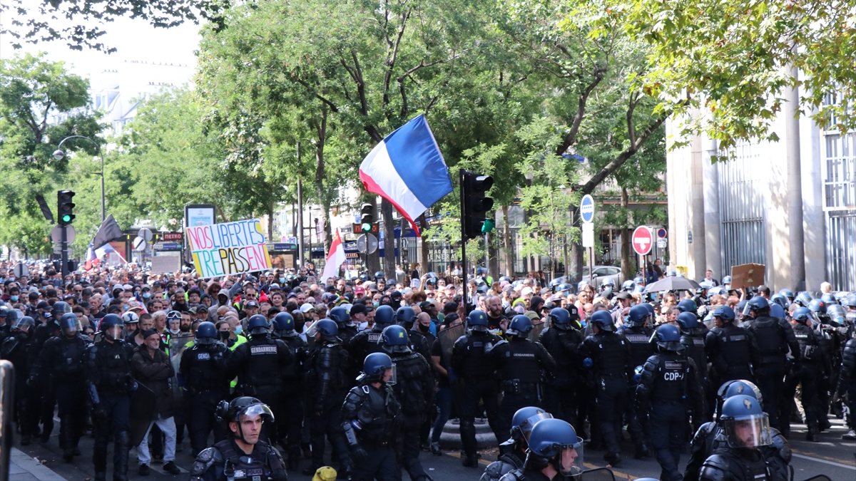 Anti-vaccination protests in France in its 4th week
