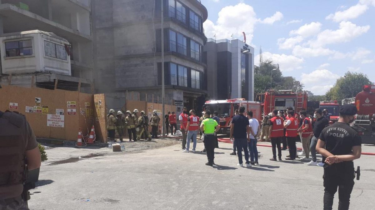 Beyoğlu'nda inşaat deposunda yangın