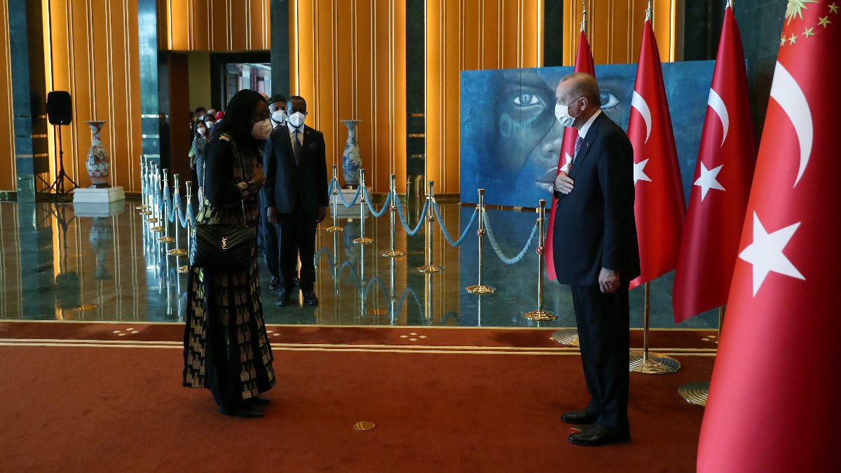Cumhurbaşkanı Erdoğan, 30 Ağustos tebriklerini 'Mülteci Çocuk' tablosu önünde kabul etti